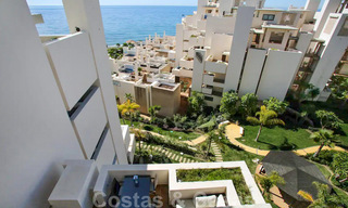 Appartement penthouse moderne à vendre dans un complexe en front de mer avec piscine privée et vue sur la mer, entre Marbella et Estepona 33748 