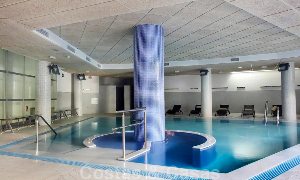 Appartement penthouse moderne à vendre dans un complexe en front de mer avec piscine privée et vue sur la mer, entre Marbella et Estepona 33749