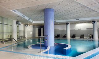 Appartement penthouse moderne à vendre dans un complexe en front de mer avec piscine privée et vue sur la mer, entre Marbella et Estepona 33749 