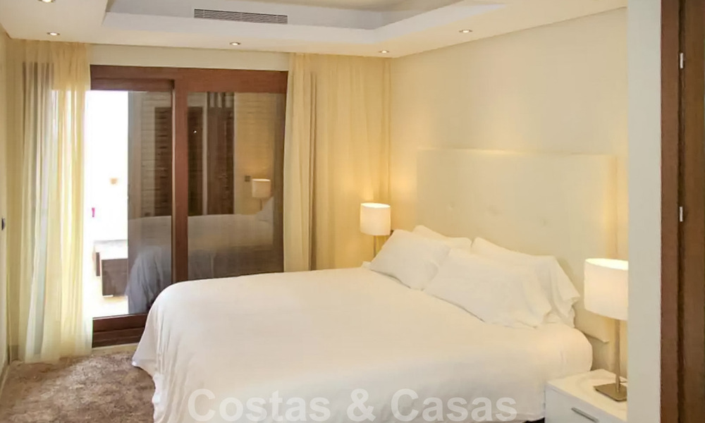 Appartement penthouse moderne à vendre dans un complexe en front de mer avec piscine privée et vue sur la mer, entre Marbella et Estepona 33750