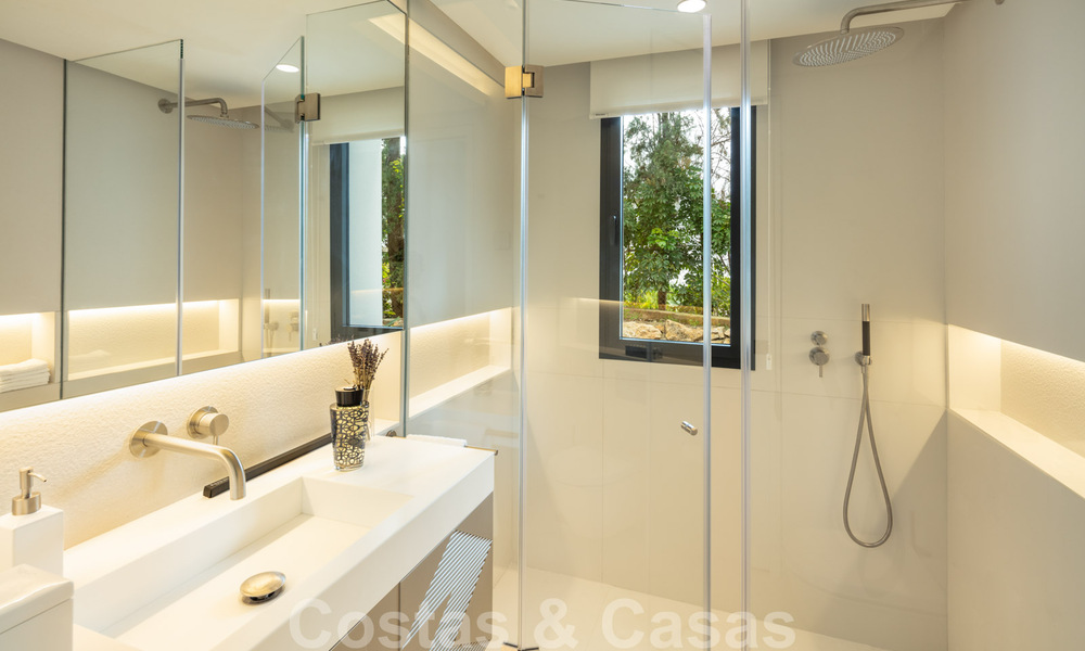 Villa de conception moderne prête à emménager à vendre à Nueva Andalucia - Marbella, proche des commodités 33996