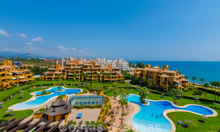 Spectaculaire penthouse avec piscine privée et vue panoramique sur la mer dans un complexe de luxe en front de mer à vendre, New Golden Mile, Marbella - Estepona 34088 