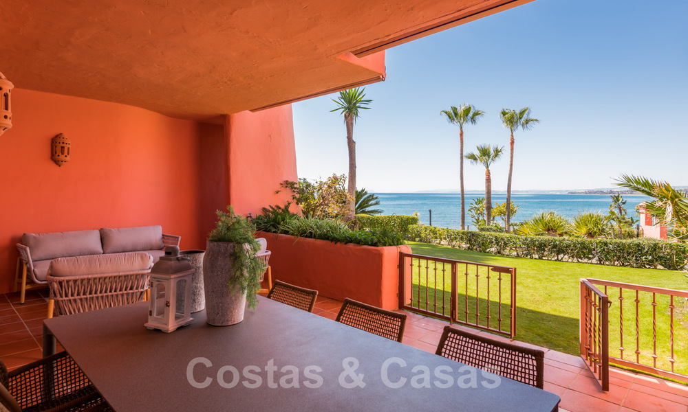 Appartement de luxe avec jardin en front de mer à vendre dans un complexe exclusif entre Marbella et Estepona 34193