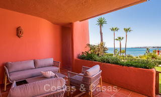 Appartement de luxe avec jardin en front de mer à vendre dans un complexe exclusif entre Marbella et Estepona 34200 