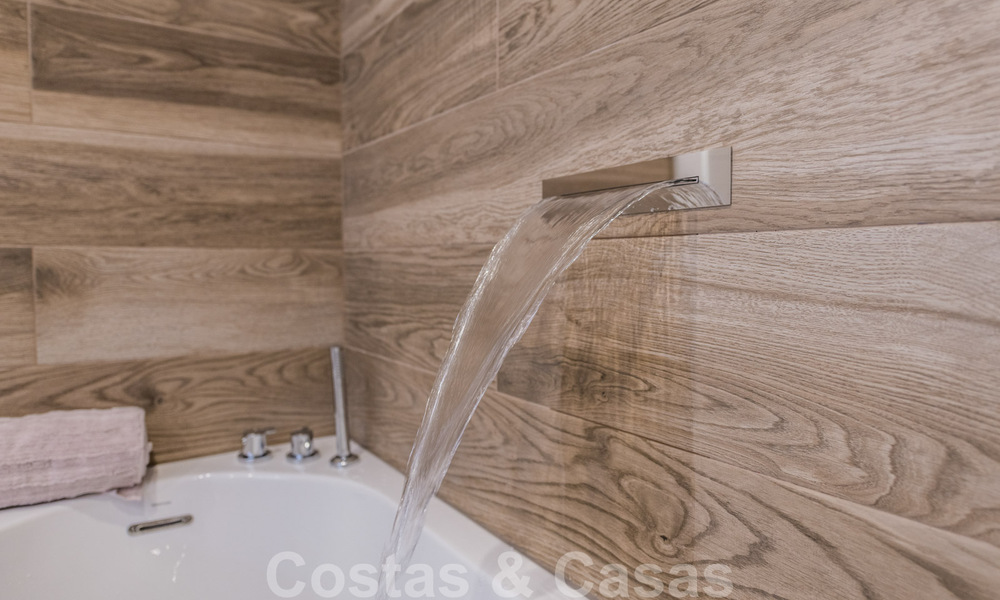 Appartement de luxe avec jardin en front de mer à vendre dans un complexe exclusif entre Marbella et Estepona 34205