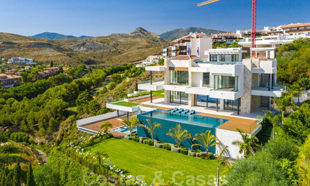 Prix très réduit. Villa de conception moderne prête à emménager à vendre dans une station de golf cinq étoiles à Marbella - Benahavis 34625