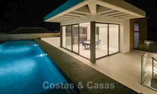 Prix très réduit. Villa de conception moderne prête à emménager à vendre dans une station de golf cinq étoiles à Marbella - Benahavis 34628 
