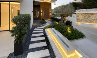 Prix très réduit. Villa de conception moderne prête à emménager à vendre dans une station de golf cinq étoiles à Marbella - Benahavis 34633 