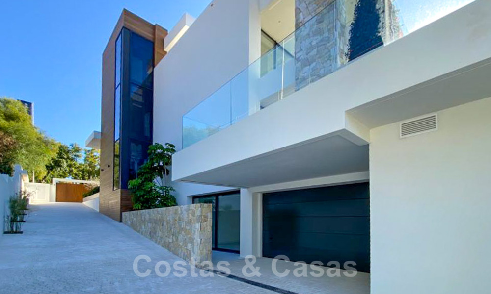 Prix très réduit. Villa de conception moderne prête à emménager à vendre dans une station de golf cinq étoiles à Marbella - Benahavis 34637