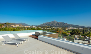 Villa design dans un quartier résidentiel très recherché de Las Brisas à Nueva Andalucia, avec vue imprenable sur la montagne de La Concha à Marbella 34775 