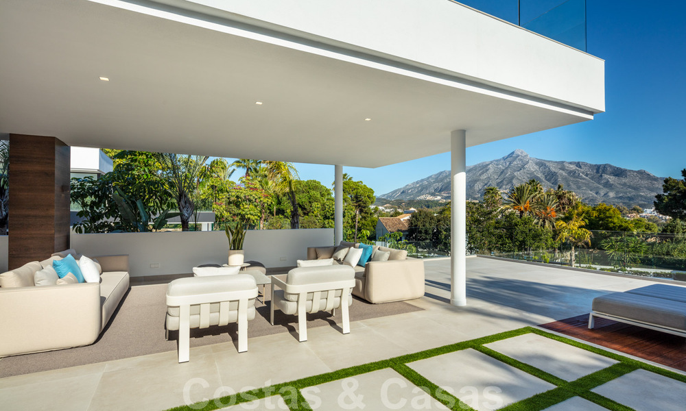 Villa design dans un quartier résidentiel très recherché de Las Brisas à Nueva Andalucia, avec vue imprenable sur la montagne de La Concha à Marbella 34776