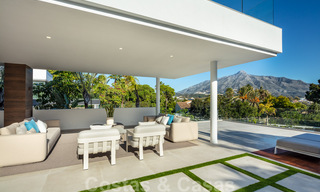 Villa design dans un quartier résidentiel très recherché de Las Brisas à Nueva Andalucia, avec vue imprenable sur la montagne de La Concha à Marbella 34776 