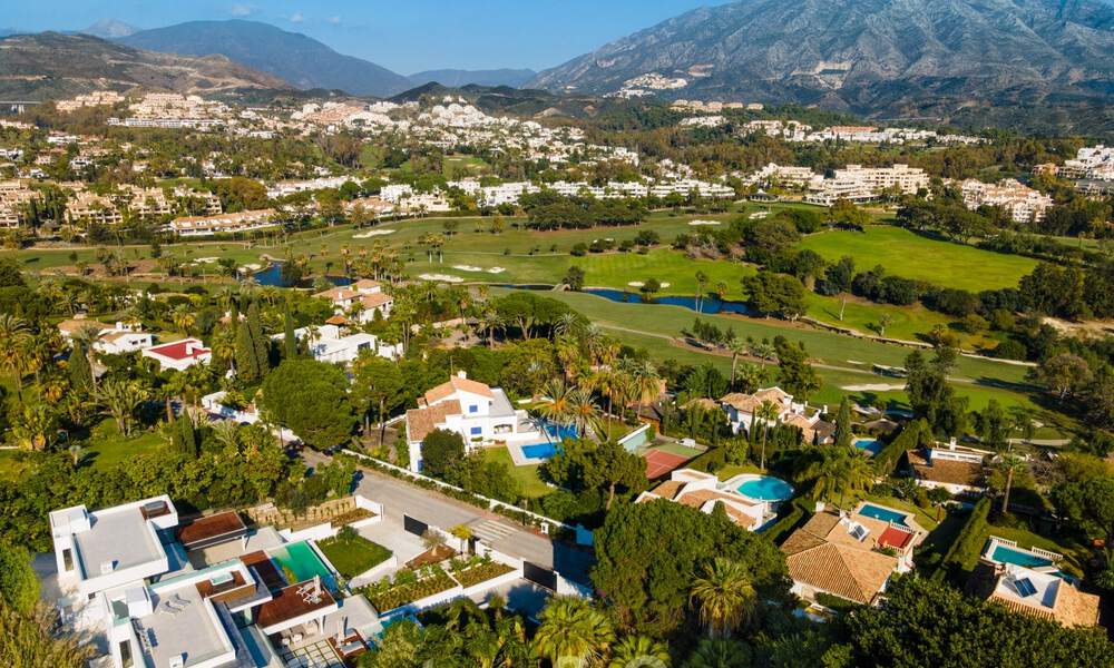 Villa design dans un quartier résidentiel très recherché de Las Brisas à Nueva Andalucia, avec vue imprenable sur la montagne de La Concha à Marbella 34779
