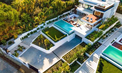 Villa design dans un quartier résidentiel très recherché de Las Brisas à Nueva Andalucia, avec vue imprenable sur la montagne de La Concha à Marbella 34780