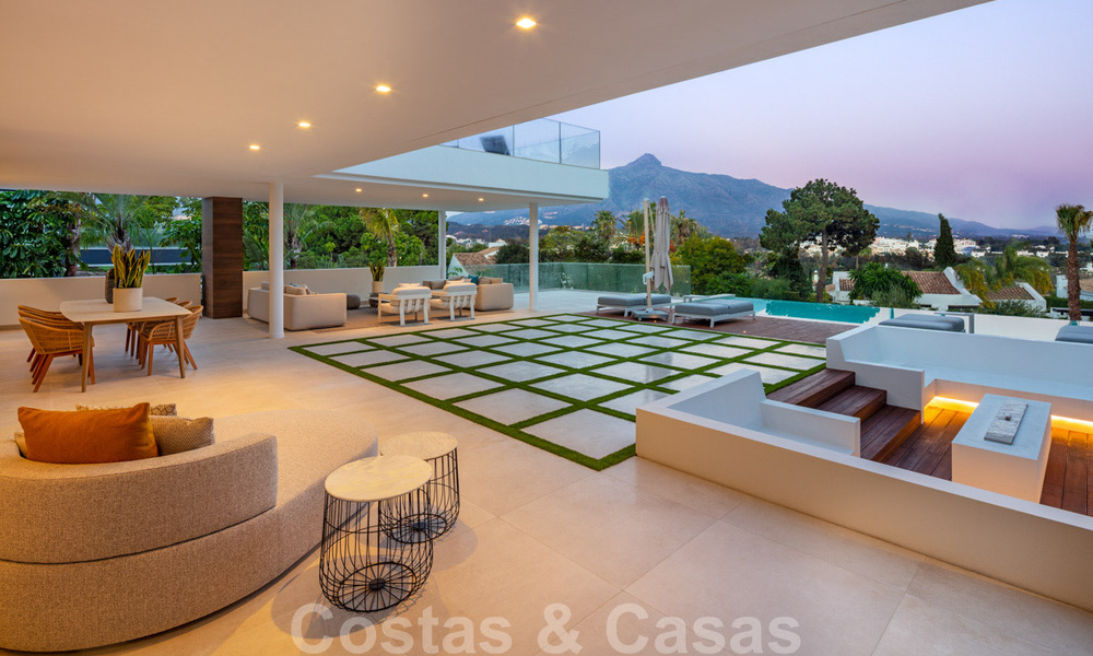 Villa design dans un quartier résidentiel très recherché de Las Brisas à Nueva Andalucia, avec vue imprenable sur la montagne de La Concha à Marbella 34795