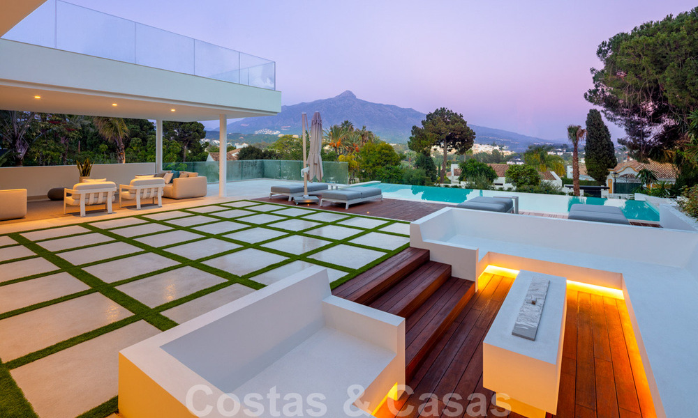 Villa design dans un quartier résidentiel très recherché de Las Brisas à Nueva Andalucia, avec vue imprenable sur la montagne de La Concha à Marbella 34796