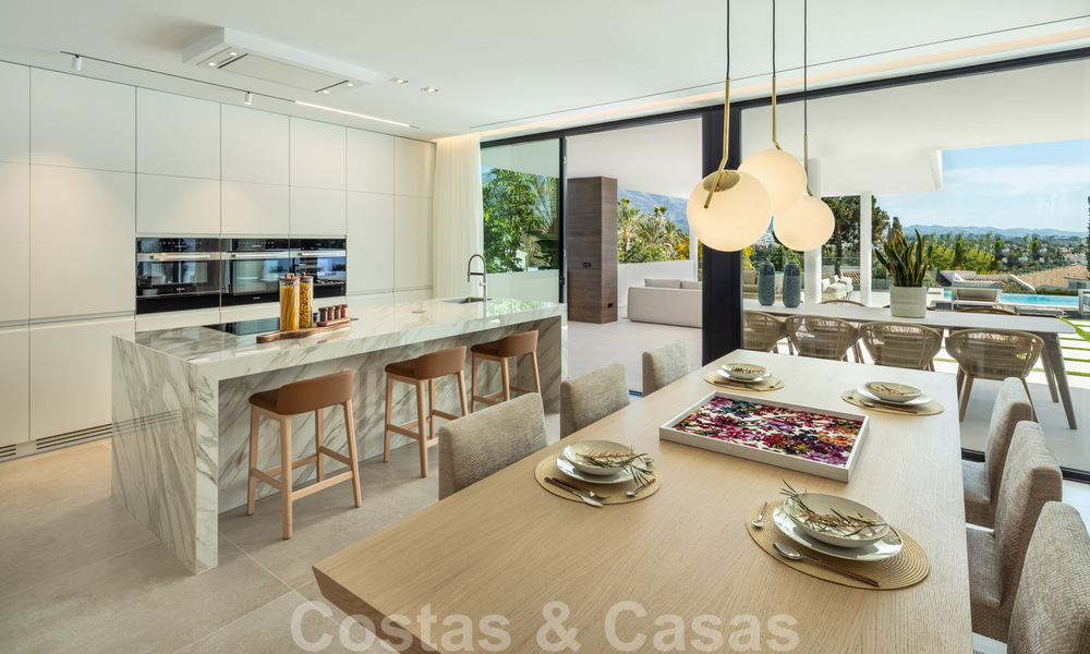 Villa design dans un quartier résidentiel très recherché de Las Brisas à Nueva Andalucia, avec vue imprenable sur la montagne de La Concha à Marbella 34800
