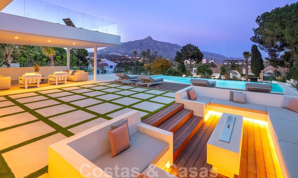 Villa design dans un quartier résidentiel très recherché de Las Brisas à Nueva Andalucia, avec vue imprenable sur la montagne de La Concha à Marbella 34811