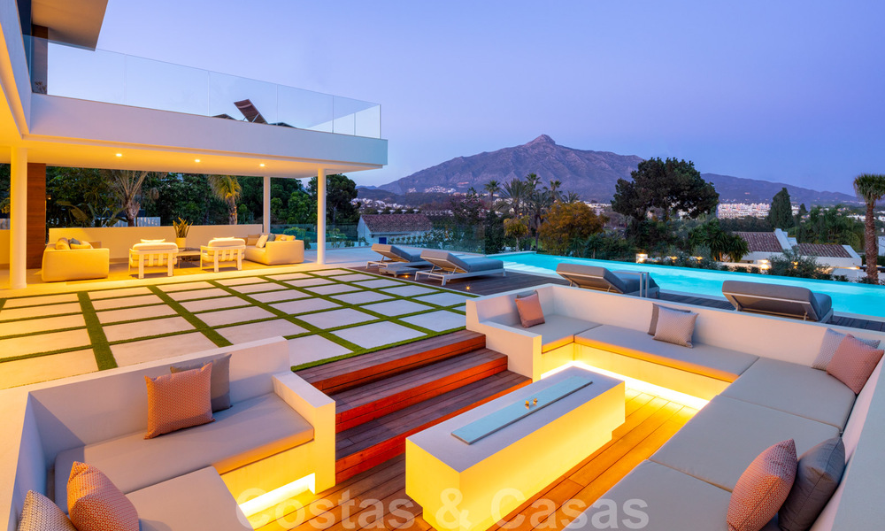 Villa design dans un quartier résidentiel très recherché de Las Brisas à Nueva Andalucia, avec vue imprenable sur la montagne de La Concha à Marbella 34812