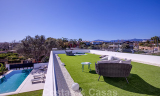 Villa de conception moderne à vendre à une courte distance de marche de la plage et sa belle promenade, des clubs de plage et du centre de San Pedro, Marbella 38024 