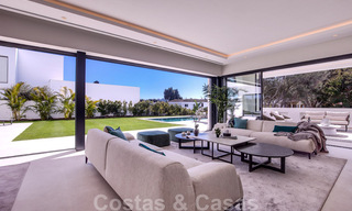 Villa de conception moderne à vendre à une courte distance de marche de la plage et sa belle promenade, des clubs de plage et du centre de San Pedro, Marbella 38041 