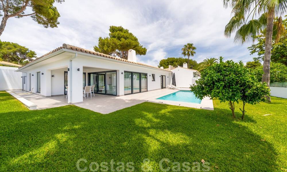 Villa de luxe moderne entièrement rénovée à vendre à Los Monteros, à distance de marche des plus belles plages de Marbella 35269