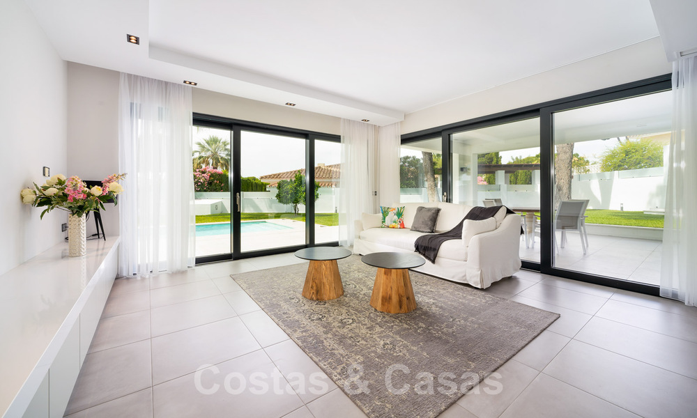 Villa de luxe moderne entièrement rénovée à vendre à Los Monteros, à distance de marche des plus belles plages de Marbella 35270