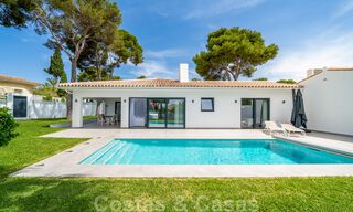 Villa de luxe moderne entièrement rénovée à vendre à Los Monteros, à distance de marche des plus belles plages de Marbella 35271