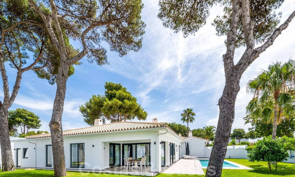 Villa de luxe moderne entièrement rénovée à vendre à Los Monteros, à distance de marche des plus belles plages de Marbella 35272
