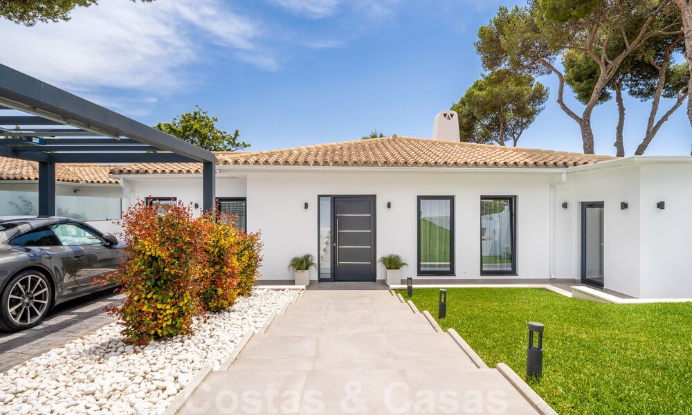 Villa de luxe moderne entièrement rénovée à vendre à Los Monteros, à distance de marche des plus belles plages de Marbella 35276