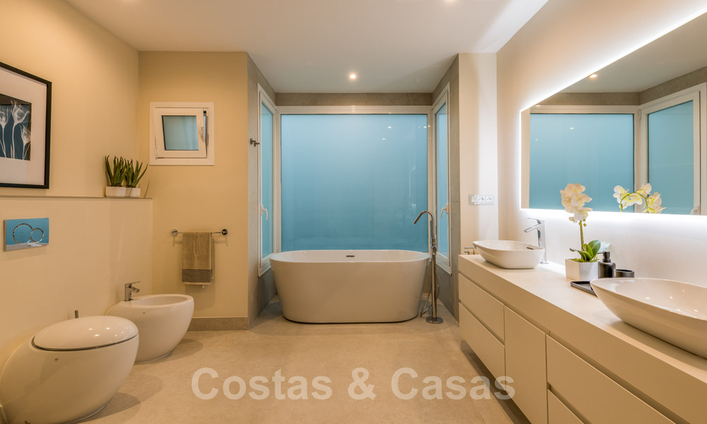 Appartement exclusif à vendre avec vue sur la mer dans un complexe en première ligne de plage sur le nouveau Golden Mile, Marbella - Estepona 35545
