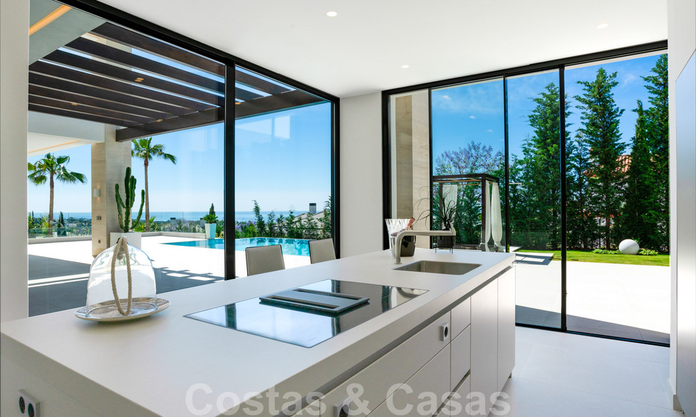 Prêt à emménager, nouvelle villa moderne à vendre avec vue sur la mer depuis tous les niveaux dans un complexe de golf cinq étoiles à Marbella - Benahavis 35721