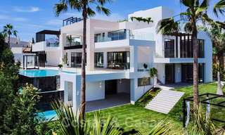 Prêt à emménager, nouvelle villa moderne à vendre avec vue sur la mer depuis tous les niveaux dans un complexe de golf cinq étoiles à Marbella - Benahavis 35722 