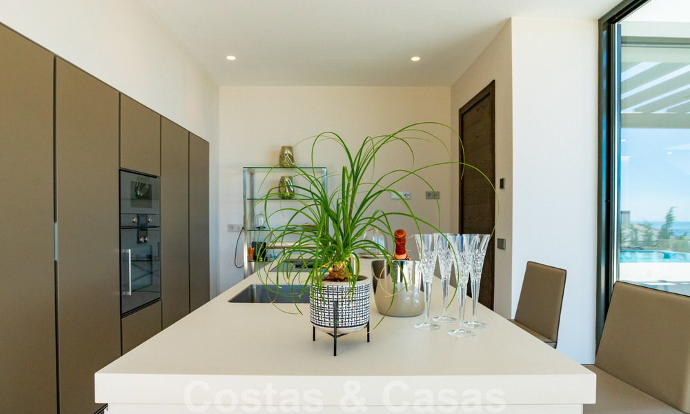 Prêt à emménager, nouvelle villa moderne à vendre avec vue sur la mer depuis tous les niveaux dans un complexe de golf cinq étoiles à Marbella - Benahavis 35723