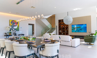 Prêt à emménager, nouvelle villa moderne à vendre avec vue sur la mer depuis tous les niveaux dans un complexe de golf cinq étoiles à Marbella - Benahavis 35725 