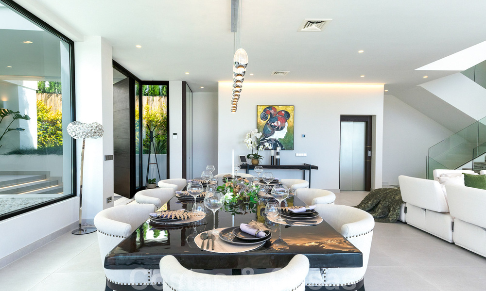 Prêt à emménager, nouvelle villa moderne à vendre avec vue sur la mer depuis tous les niveaux dans un complexe de golf cinq étoiles à Marbella - Benahavis 35726