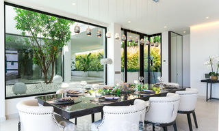 Prêt à emménager, nouvelle villa moderne à vendre avec vue sur la mer depuis tous les niveaux dans un complexe de golf cinq étoiles à Marbella - Benahavis 35728 