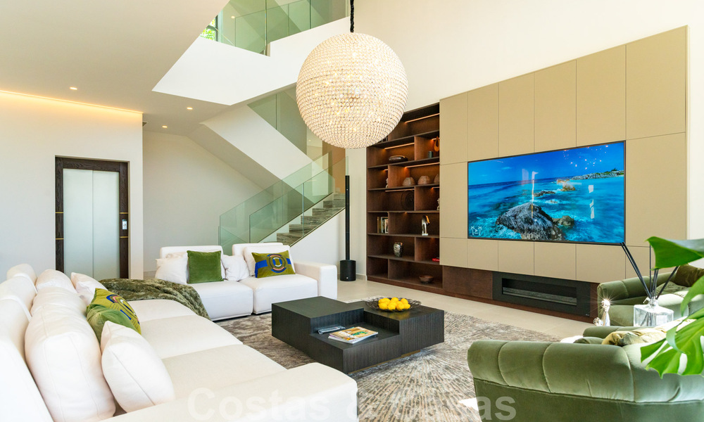Prêt à emménager, nouvelle villa moderne à vendre avec vue sur la mer depuis tous les niveaux dans un complexe de golf cinq étoiles à Marbella - Benahavis 35730
