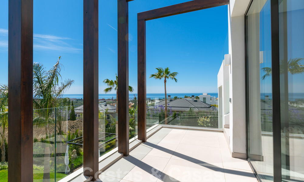 Prêt à emménager, nouvelle villa moderne à vendre avec vue sur la mer depuis tous les niveaux dans un complexe de golf cinq étoiles à Marbella - Benahavis 35737