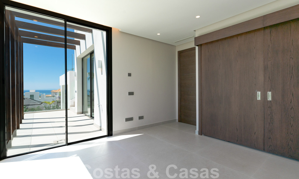 Prêt à emménager, nouvelle villa moderne à vendre avec vue sur la mer depuis tous les niveaux dans un complexe de golf cinq étoiles à Marbella - Benahavis 35739