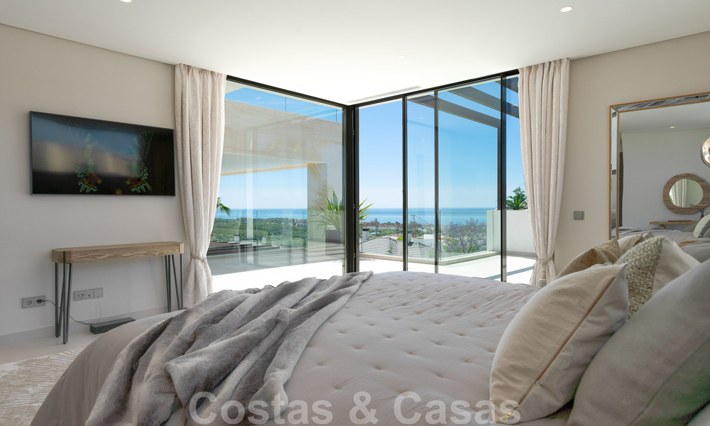 Prêt à emménager, nouvelle villa moderne à vendre avec vue sur la mer depuis tous les niveaux dans un complexe de golf cinq étoiles à Marbella - Benahavis 35744