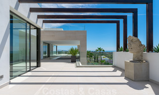 Prêt à emménager, nouvelle villa moderne à vendre avec vue sur la mer depuis tous les niveaux dans un complexe de golf cinq étoiles à Marbella - Benahavis 35750 