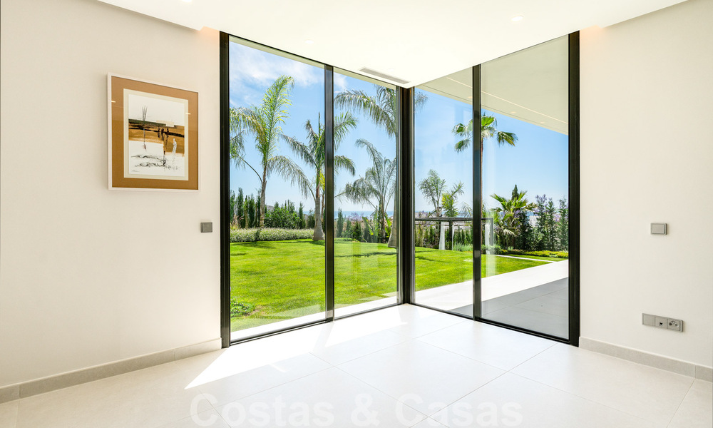 Prêt à emménager, nouvelle villa moderne à vendre avec vue sur la mer depuis tous les niveaux dans un complexe de golf cinq étoiles à Marbella - Benahavis 35756