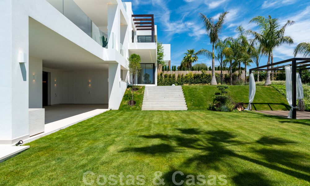 Prêt à emménager, nouvelle villa moderne à vendre avec vue sur la mer depuis tous les niveaux dans un complexe de golf cinq étoiles à Marbella - Benahavis 35760