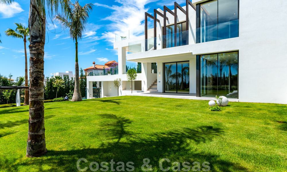 Prêt à emménager, nouvelle villa moderne à vendre avec vue sur la mer depuis tous les niveaux dans un complexe de golf cinq étoiles à Marbella - Benahavis 35763