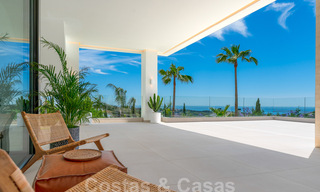 Prêt à emménager, nouvelle villa moderne à vendre avec vue sur la mer depuis tous les niveaux dans un complexe de golf cinq étoiles à Marbella - Benahavis 35770 