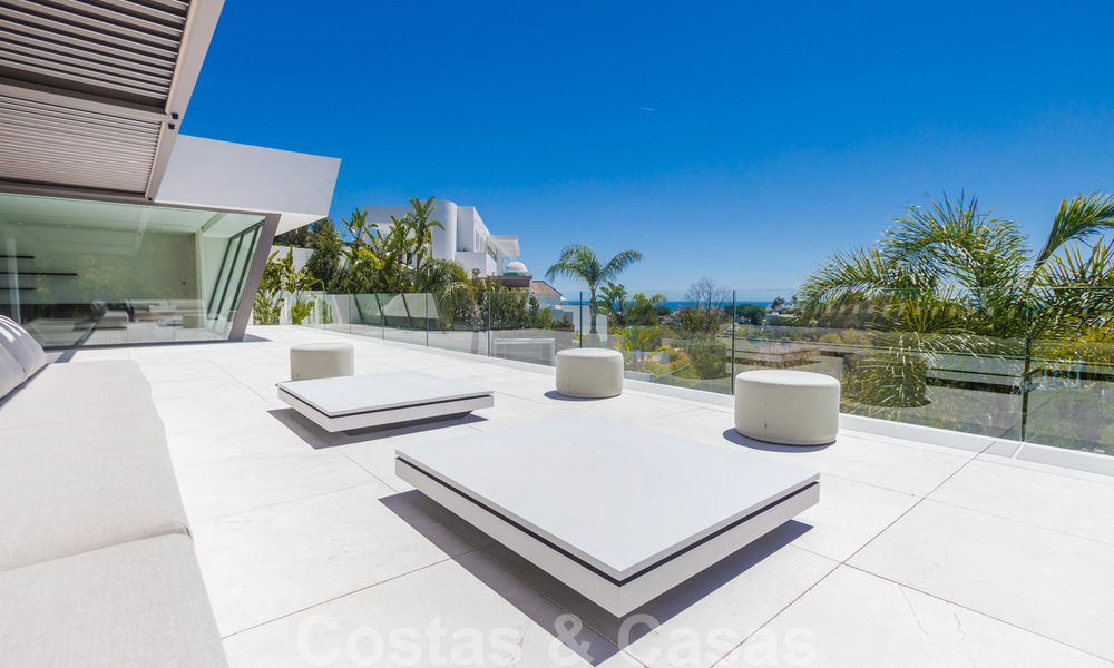 Prêt à emménager, villa moderne, super luxueuse à vendre avec vue imprenable dans une urbanisation de golf à Marbella - Benahavis 35860