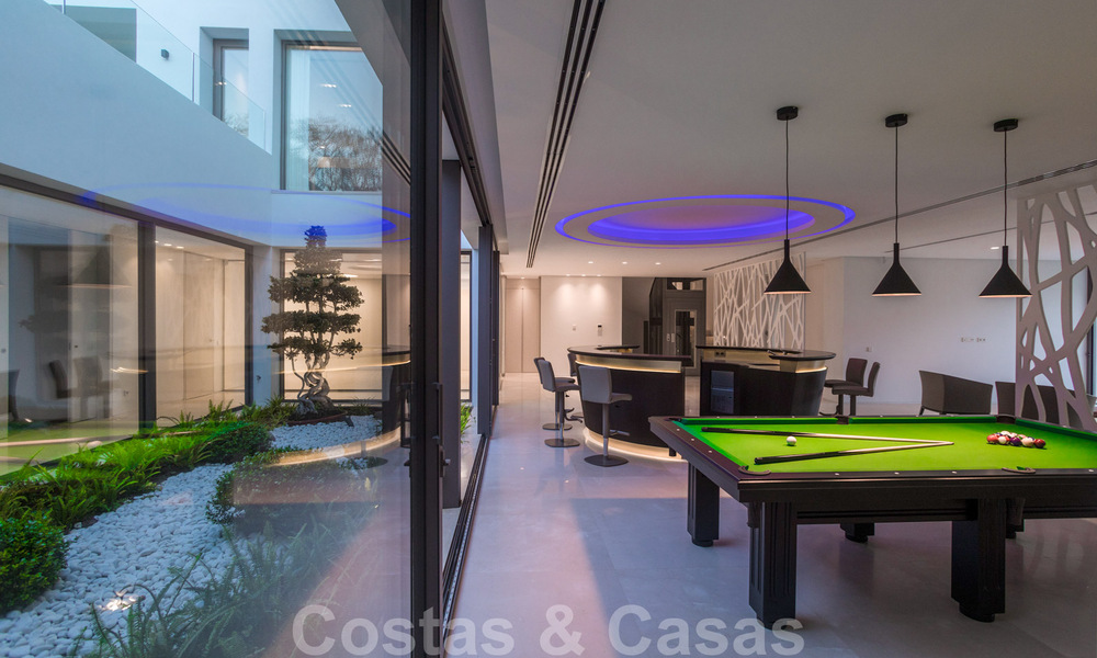 Prêt à emménager, villa moderne, super luxueuse à vendre avec vue imprenable dans une urbanisation de golf à Marbella - Benahavis 35901