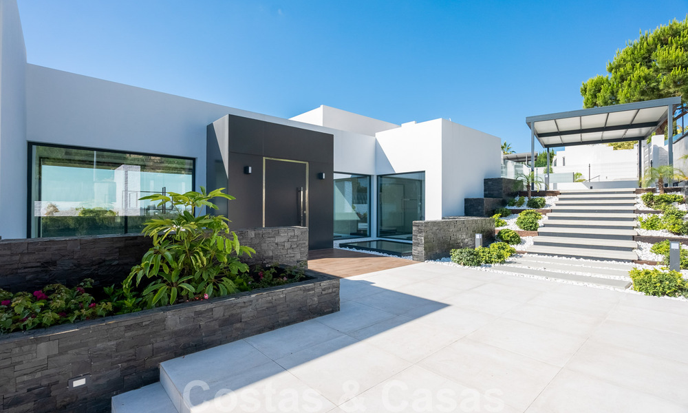 Prête à emménager, toute nouvelle villa moderne et design avec vue imprenable à vendre à Marbella - Benahavis 36050