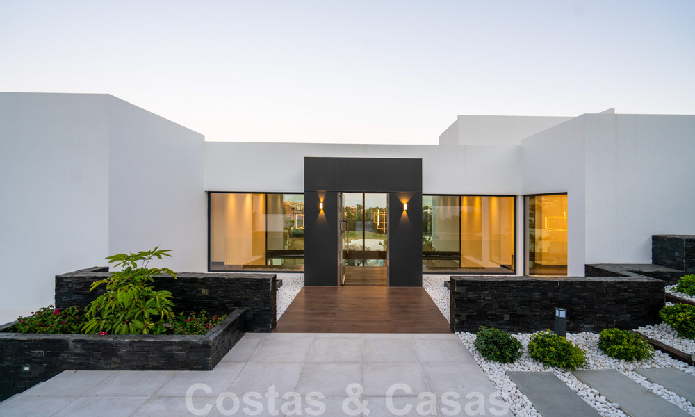 Prête à emménager, toute nouvelle villa moderne et design avec vue imprenable à vendre à Marbella - Benahavis 36073